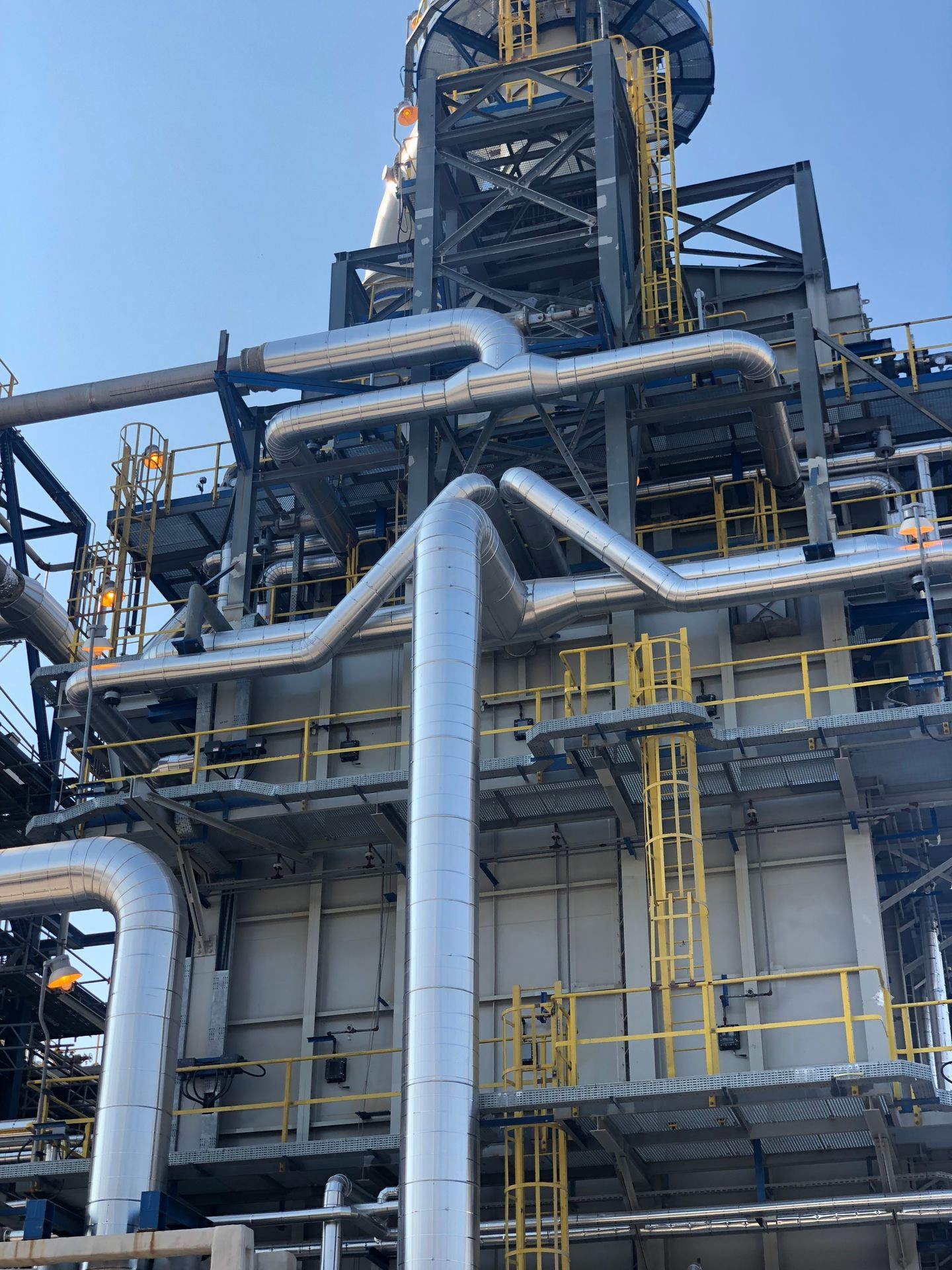 Sıvılaştırılmış gaz (LNG/LPG) boru hattında uygulanan Soğuk İzolasyon - Cryogenic İzolasyon görseli.